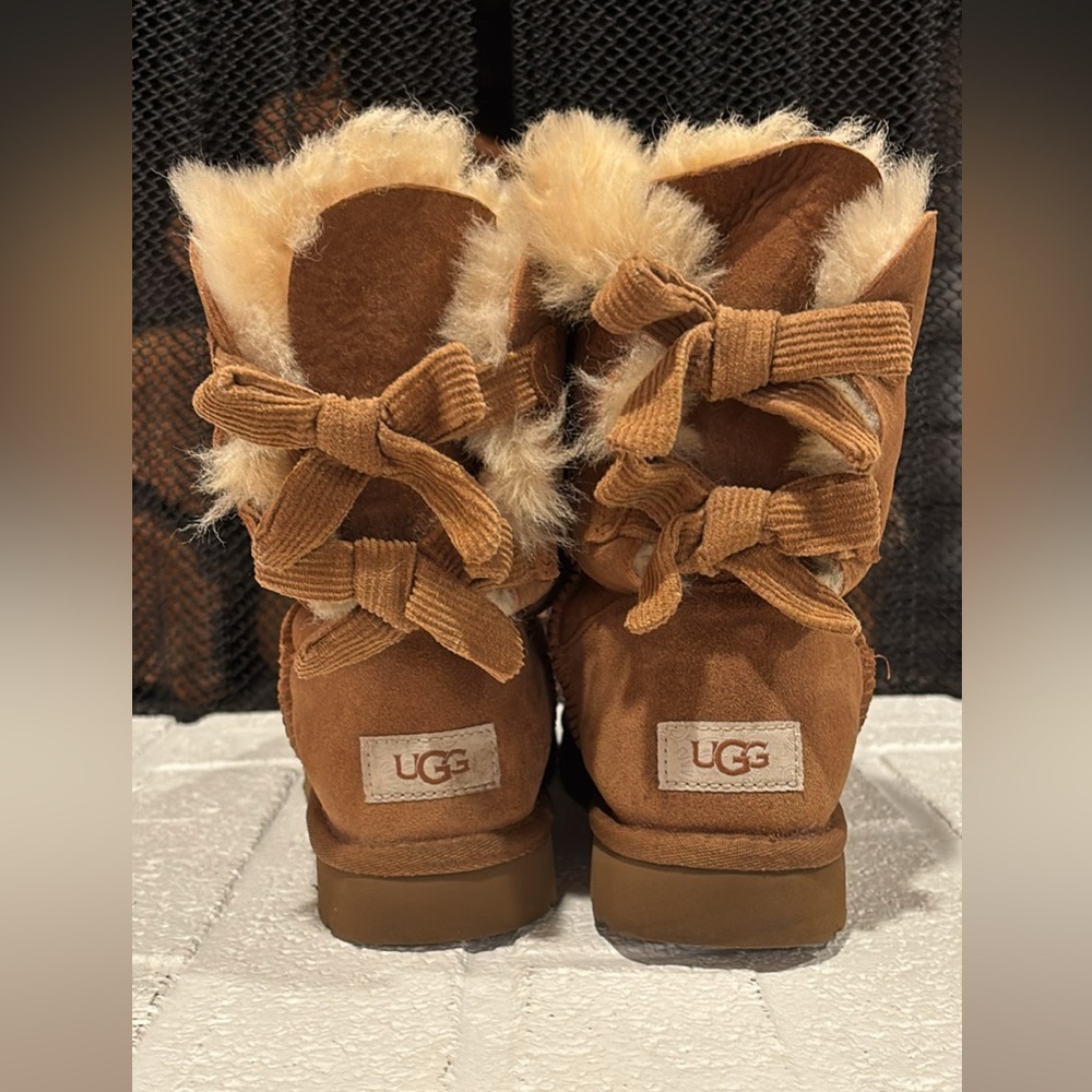 Bailey Short Ugg boots in Chestnut women’s size 7-corduroy bows